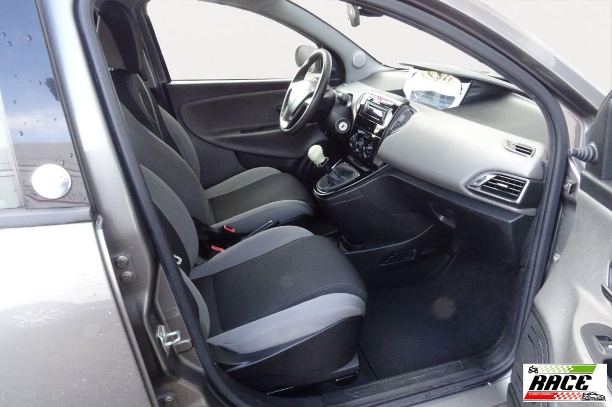 Lancia Ypsilon 1.2 69 CV 5 porte GPL Ecochic Gold (18)