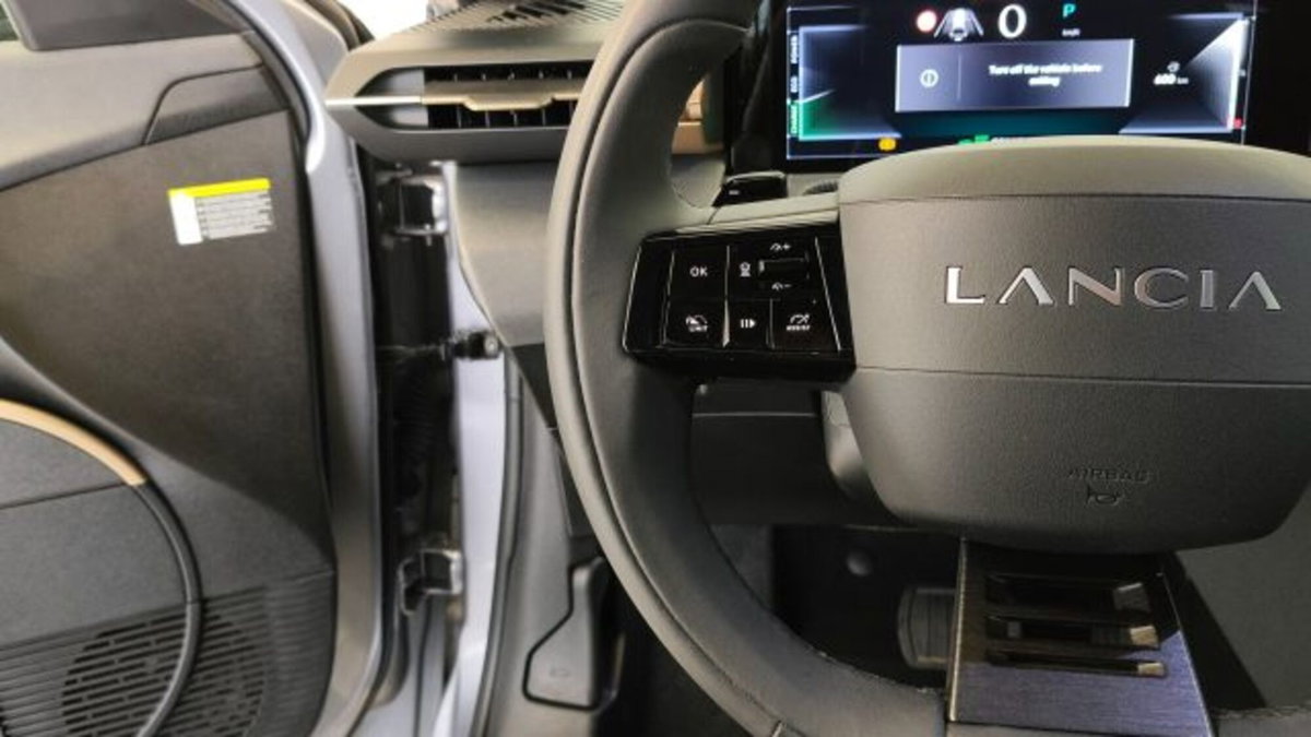 Lancia Ypsilon 1.2 mhev Edizione Limitata Cassina e-dct (14)