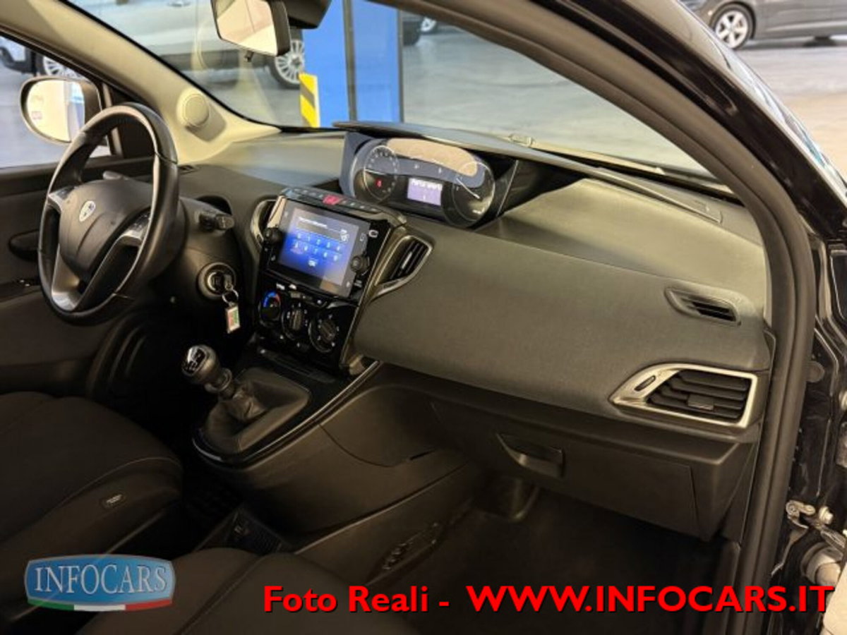 Lancia Ypsilon 1.0 FireFly 5 porte S&S Hybrid Ecochic Gold (12)