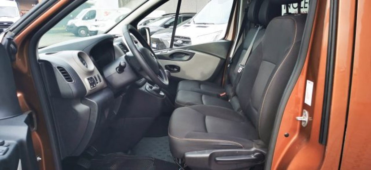 Nissan NV300 1.6 dCi Twin Turbo 145CV Start&Stop PC-TN Combi (13)