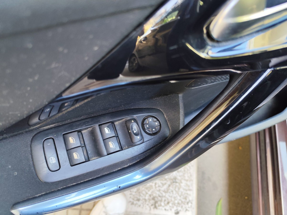 Peugeot 208 HDi 68 CV 5 porte Allure (10)