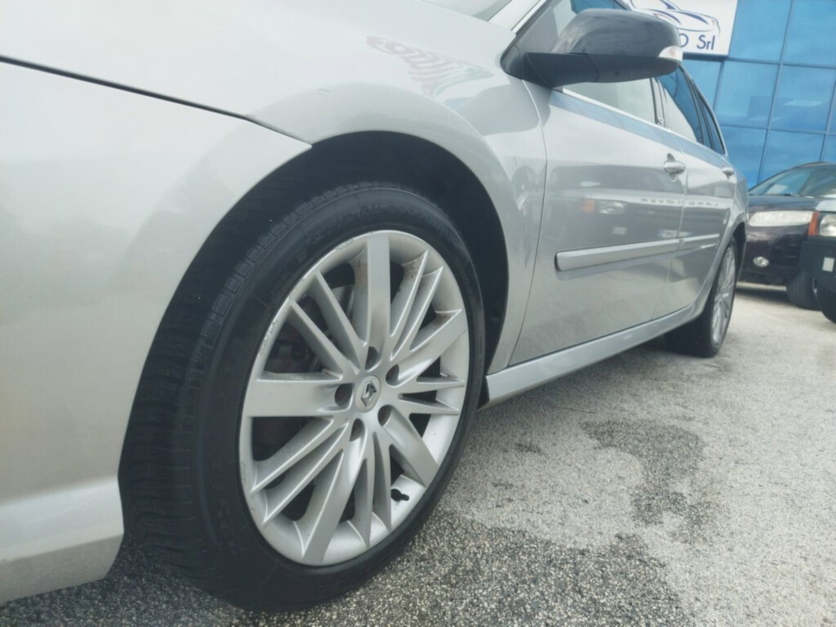 Renault Laguna SporTour 2.0 dCi 180CV SporTour GT (11)