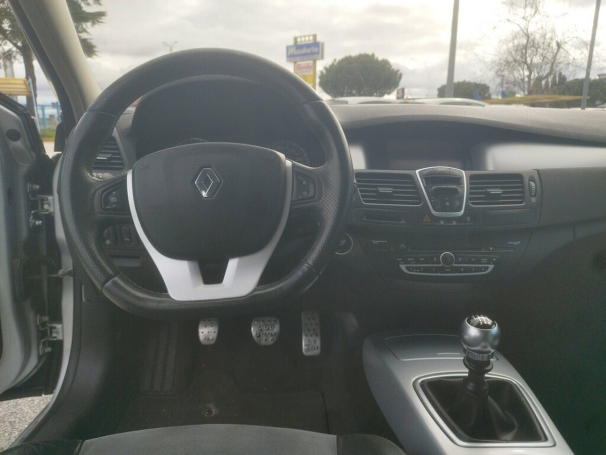 Renault Laguna SporTour 2.0 dCi 180CV SporTour GT (8)