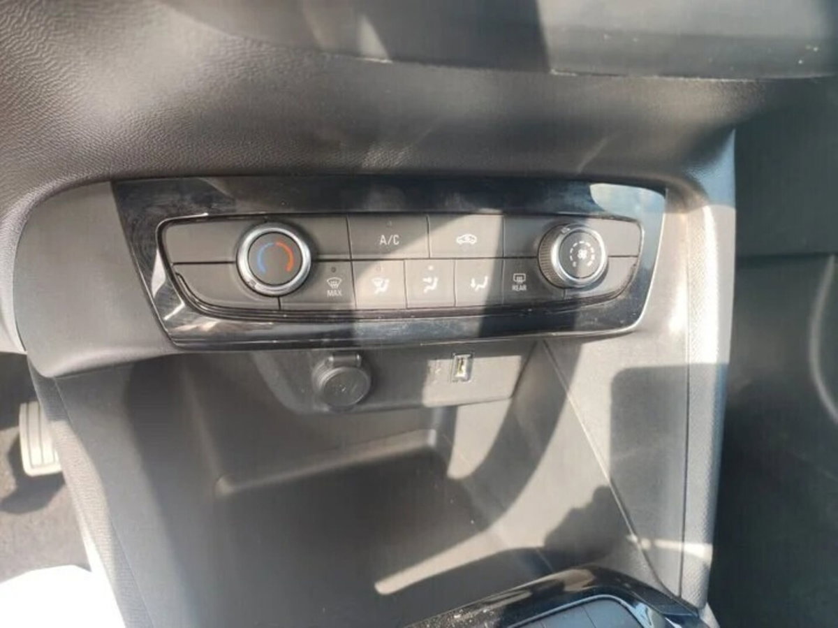 Opel Corsa 1.2 Edition (16)