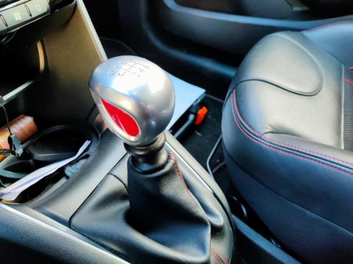 Peugeot 208 THP 200 CV 3 porte GTi (12)