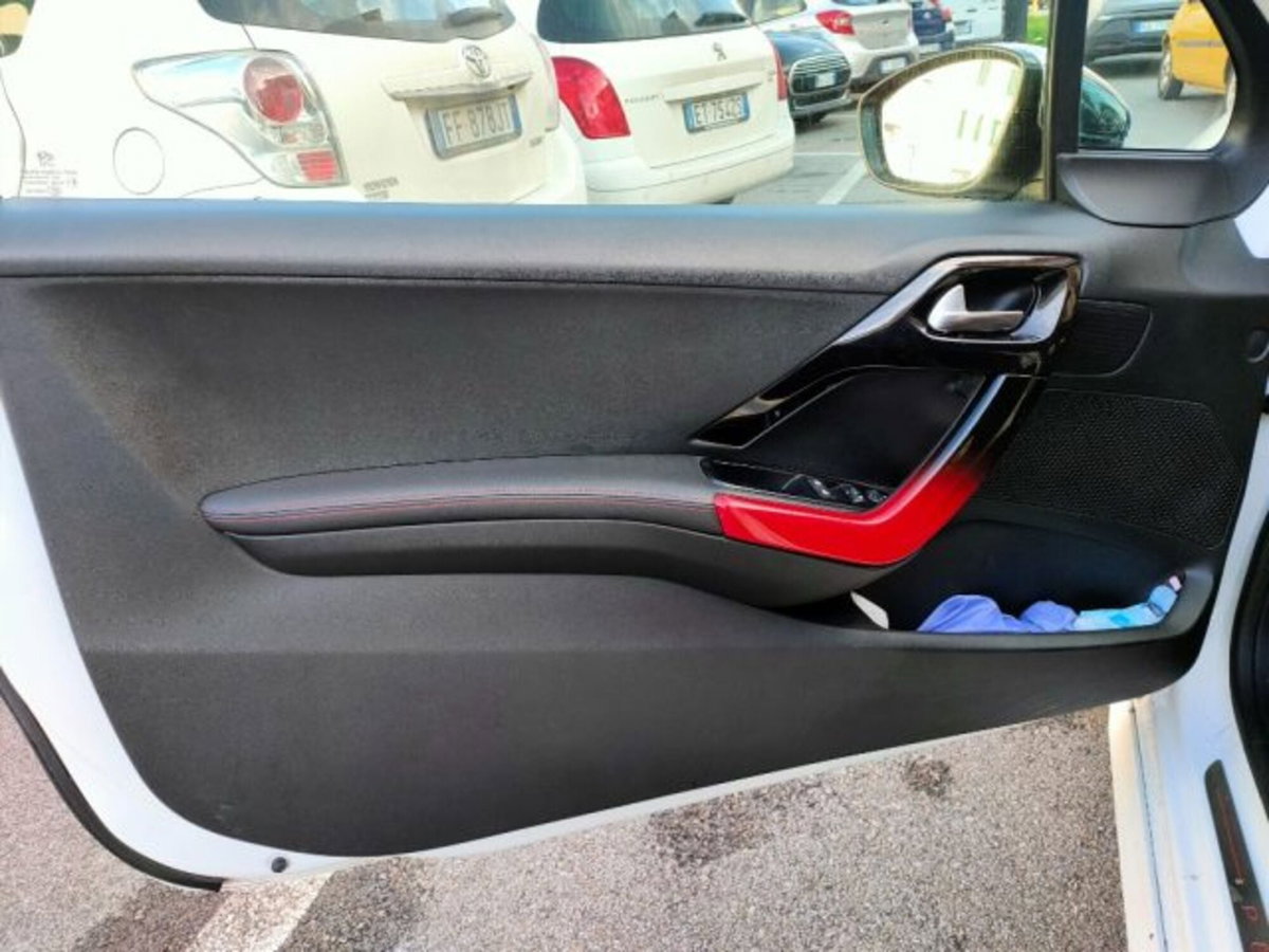Peugeot 208 THP 200 CV 3 porte GTi (14)