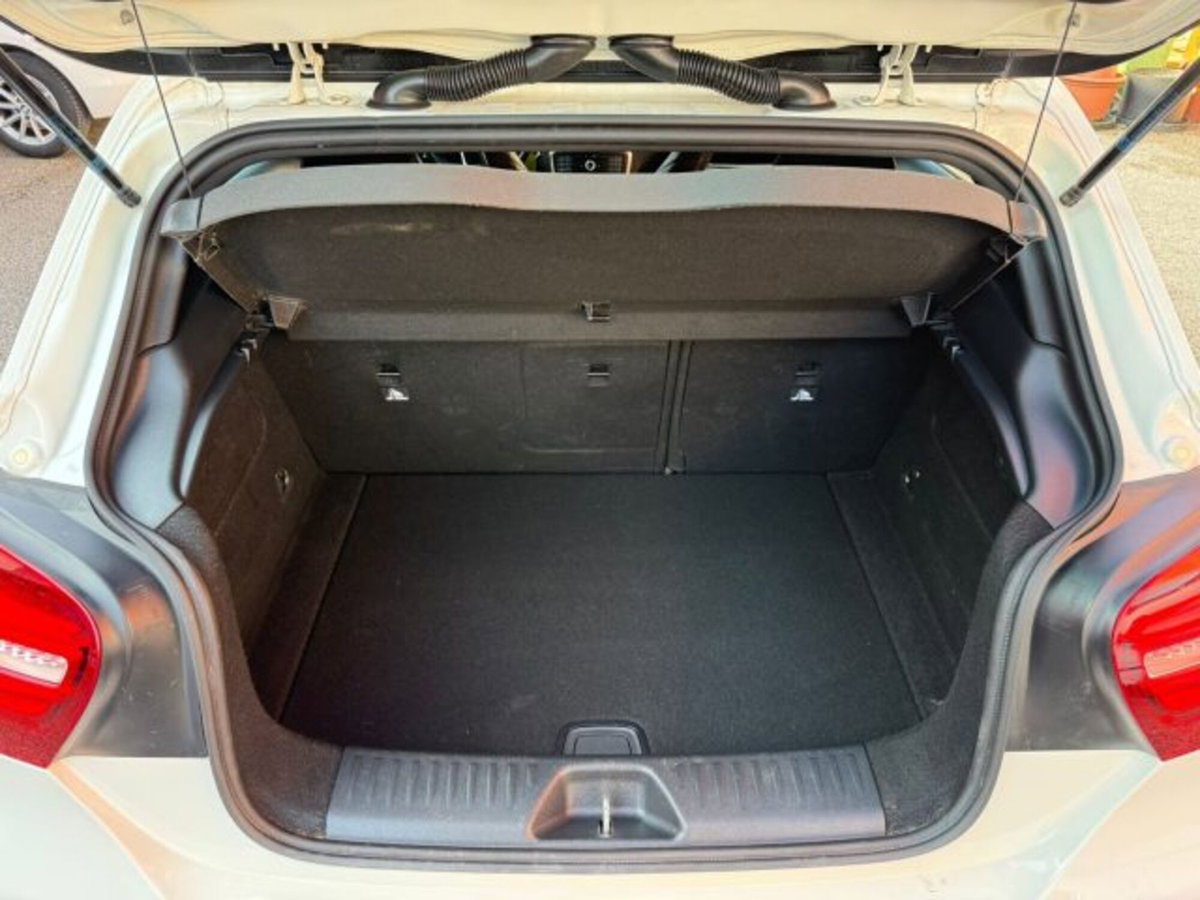 Mercedes-Benz Classe A 180 d Premium (13)