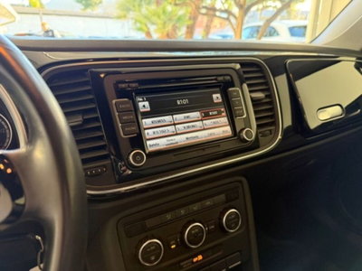 Volkswagen Maggiolino 1.6 TDI Design (10)