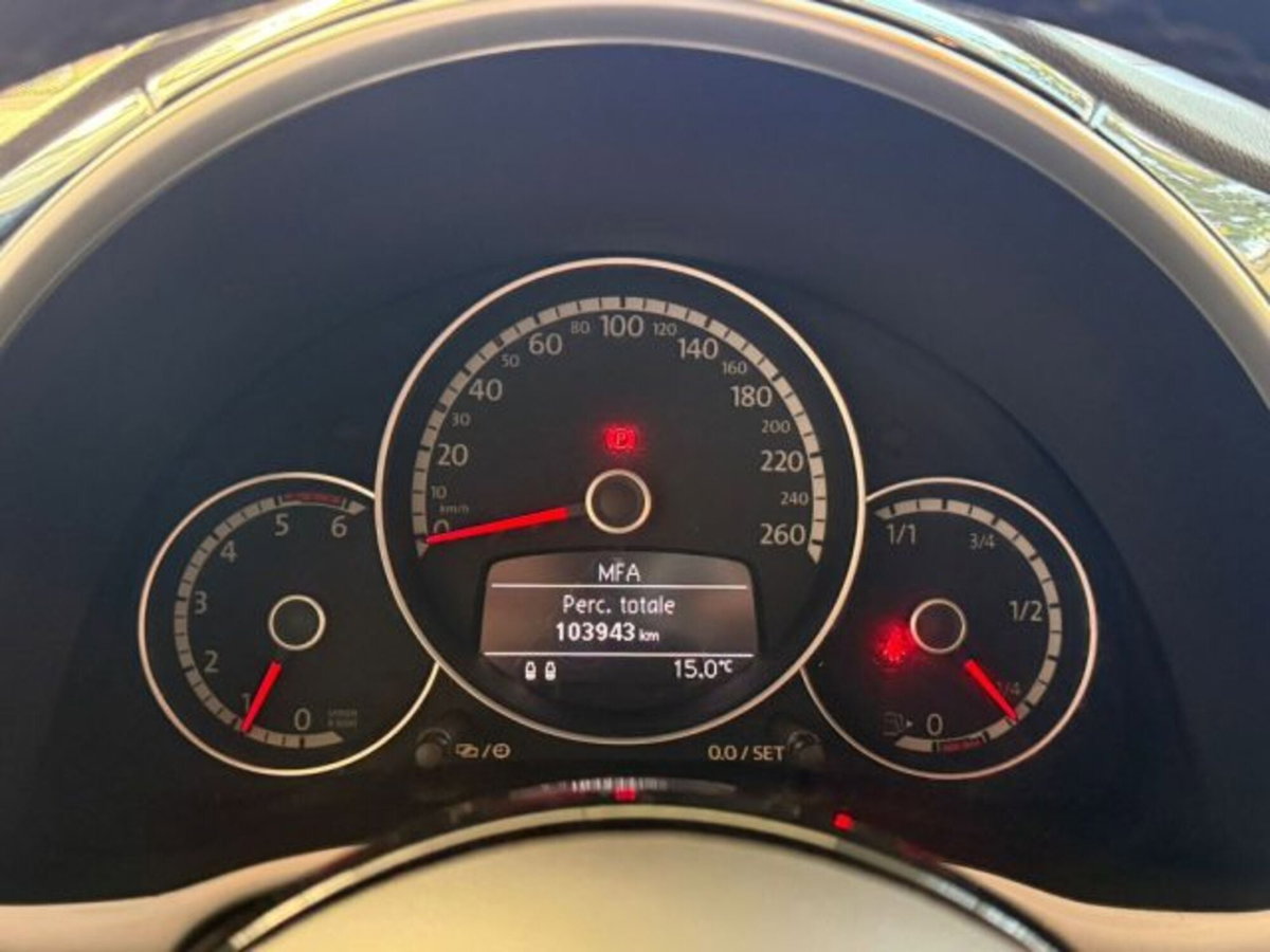 Volkswagen Maggiolino 1.6 TDI Design (13)