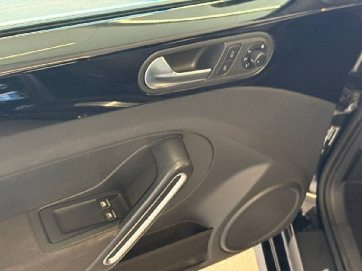 Volkswagen Maggiolino 1.6 TDI Design (16)