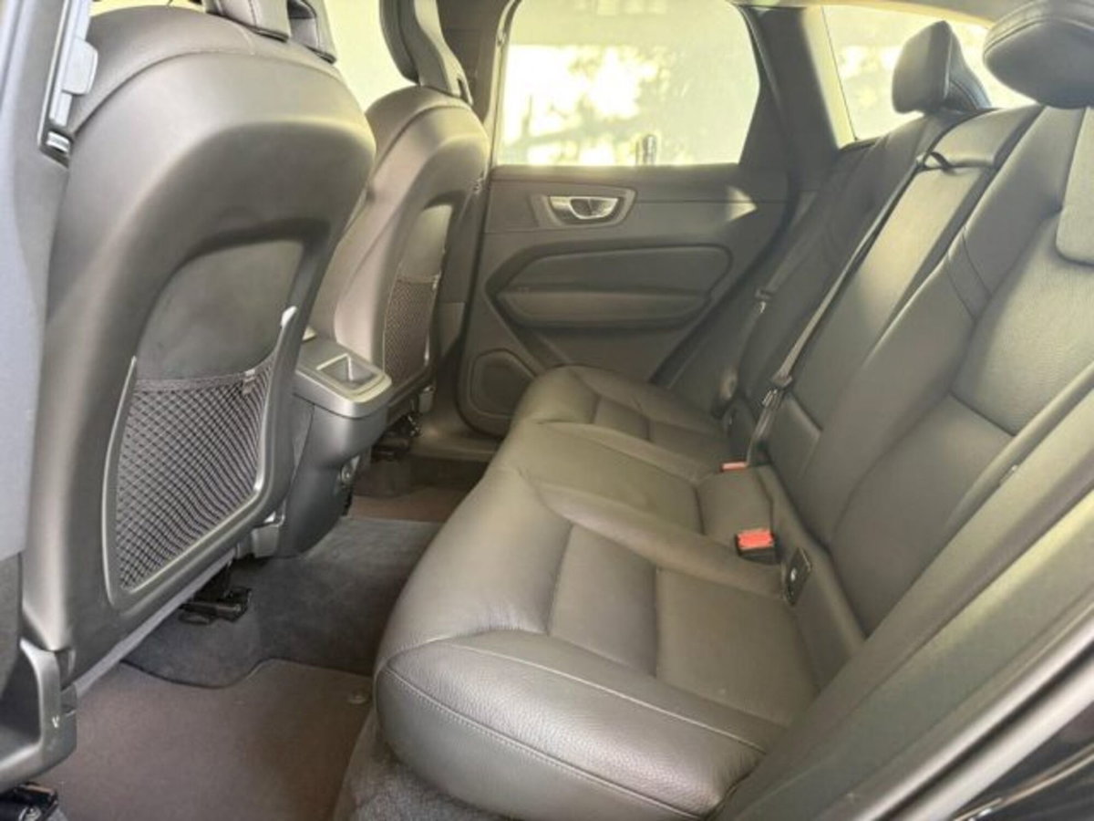 Volvo XC60 B4 (d) AWD automatico Plus Dark (11)