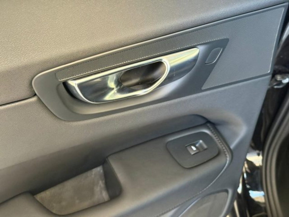 Volvo XC60 B4 (d) AWD automatico Plus Dark (12)