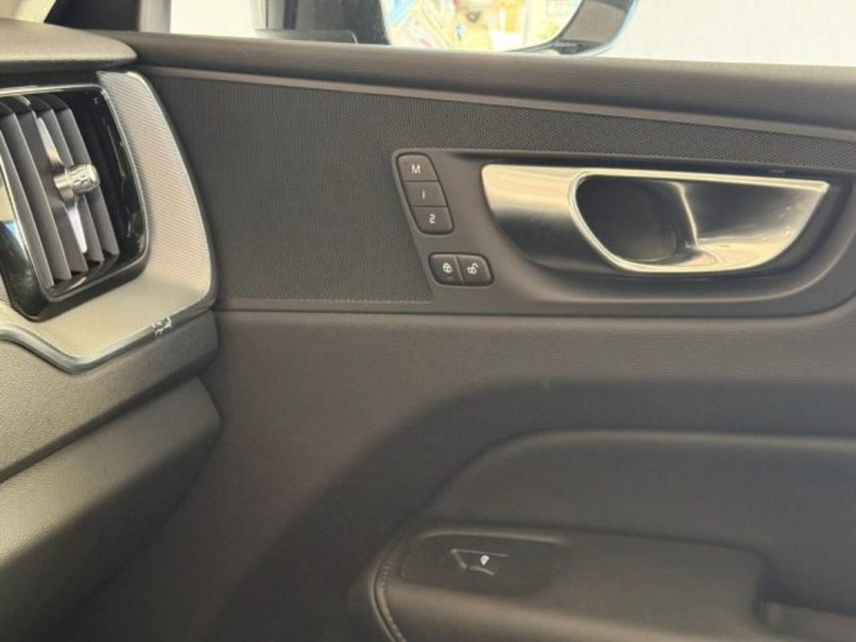 Volvo XC60 B4 (d) AWD automatico Plus Dark (13)