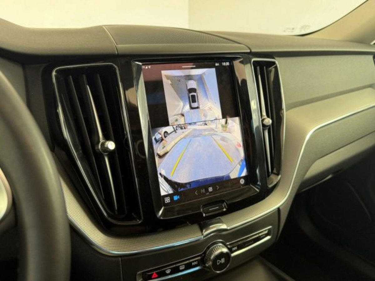 Volvo XC60 B4 (d) AWD automatico Plus Dark (14)