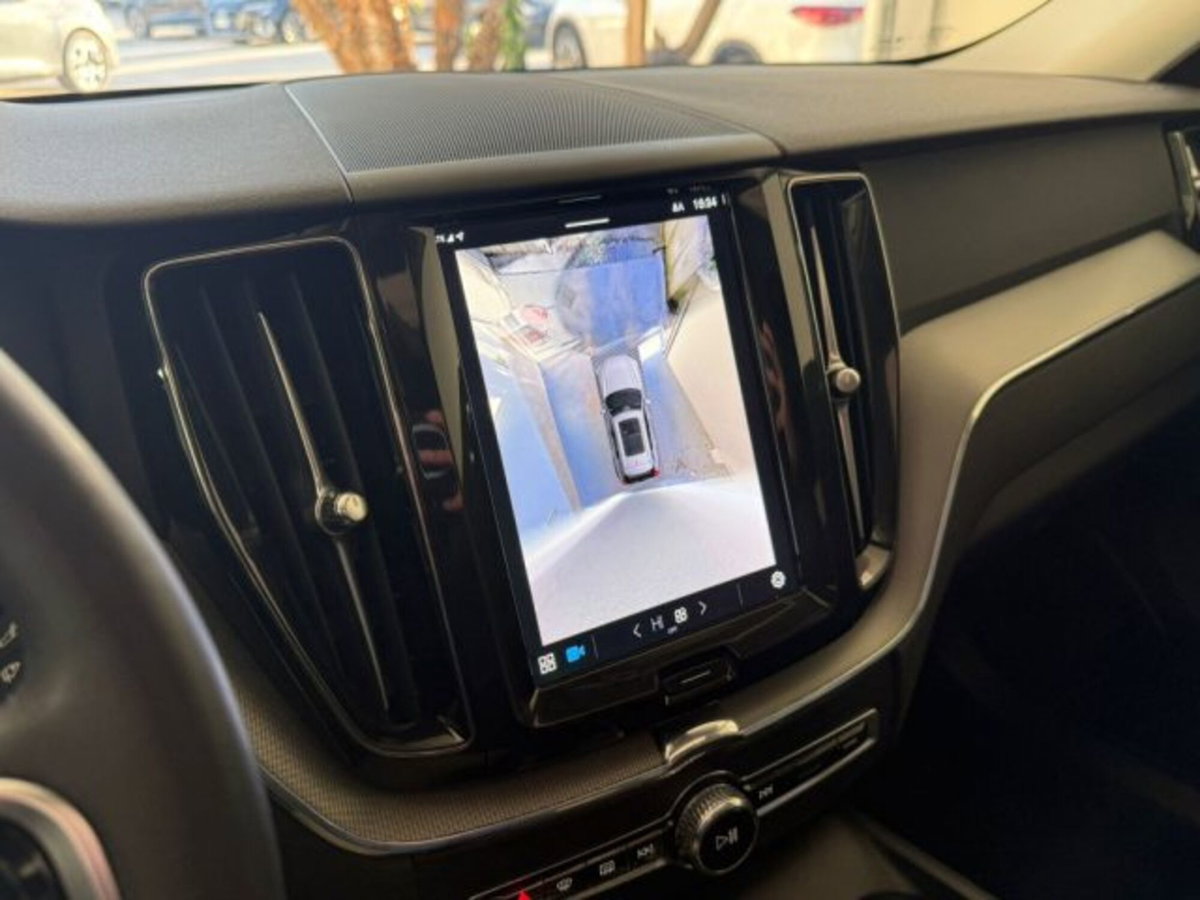 Volvo XC60 B4 (d) AWD automatico Plus Dark (15)