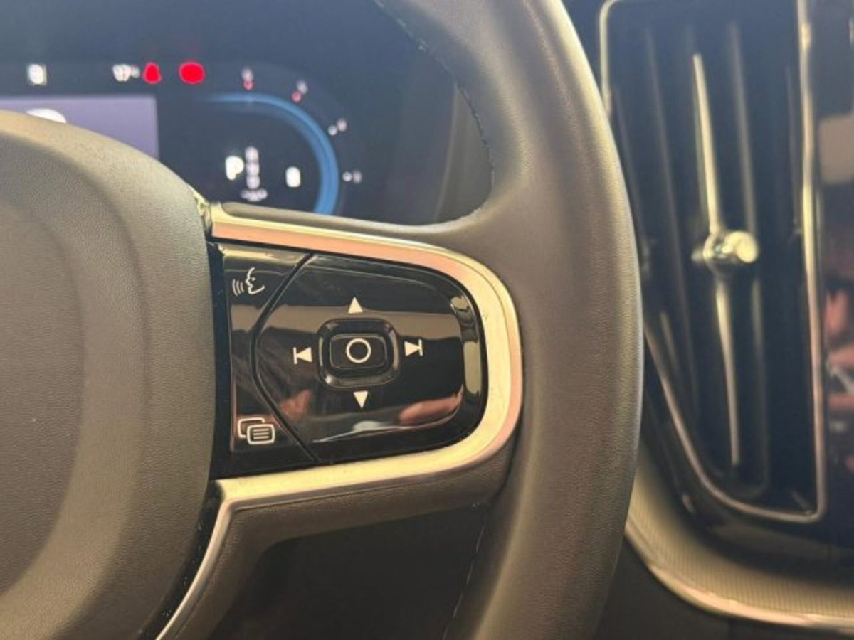 Volvo XC60 B4 (d) AWD automatico Plus Dark (18)