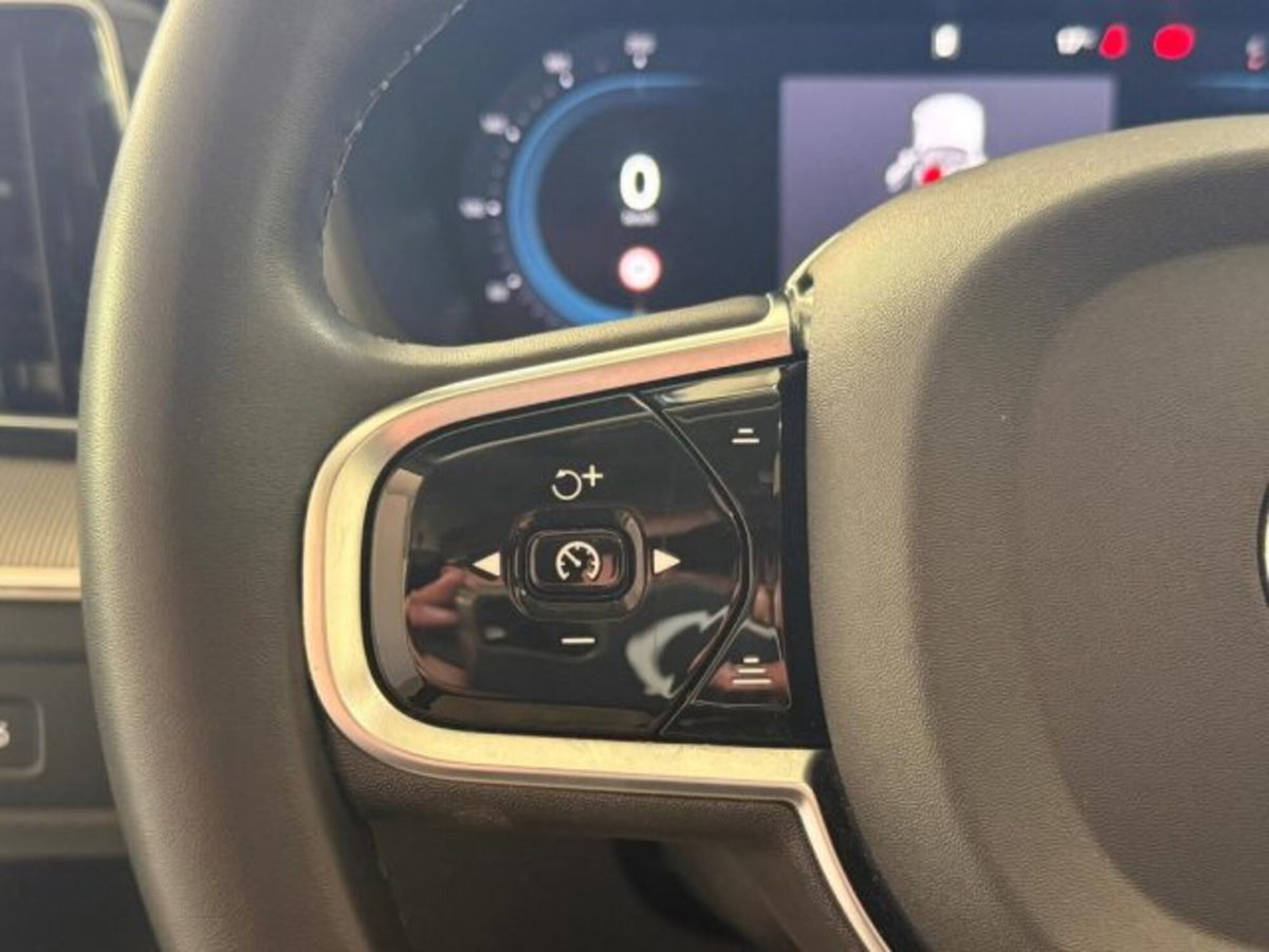 Volvo XC60 B4 (d) AWD automatico Plus Dark (19)