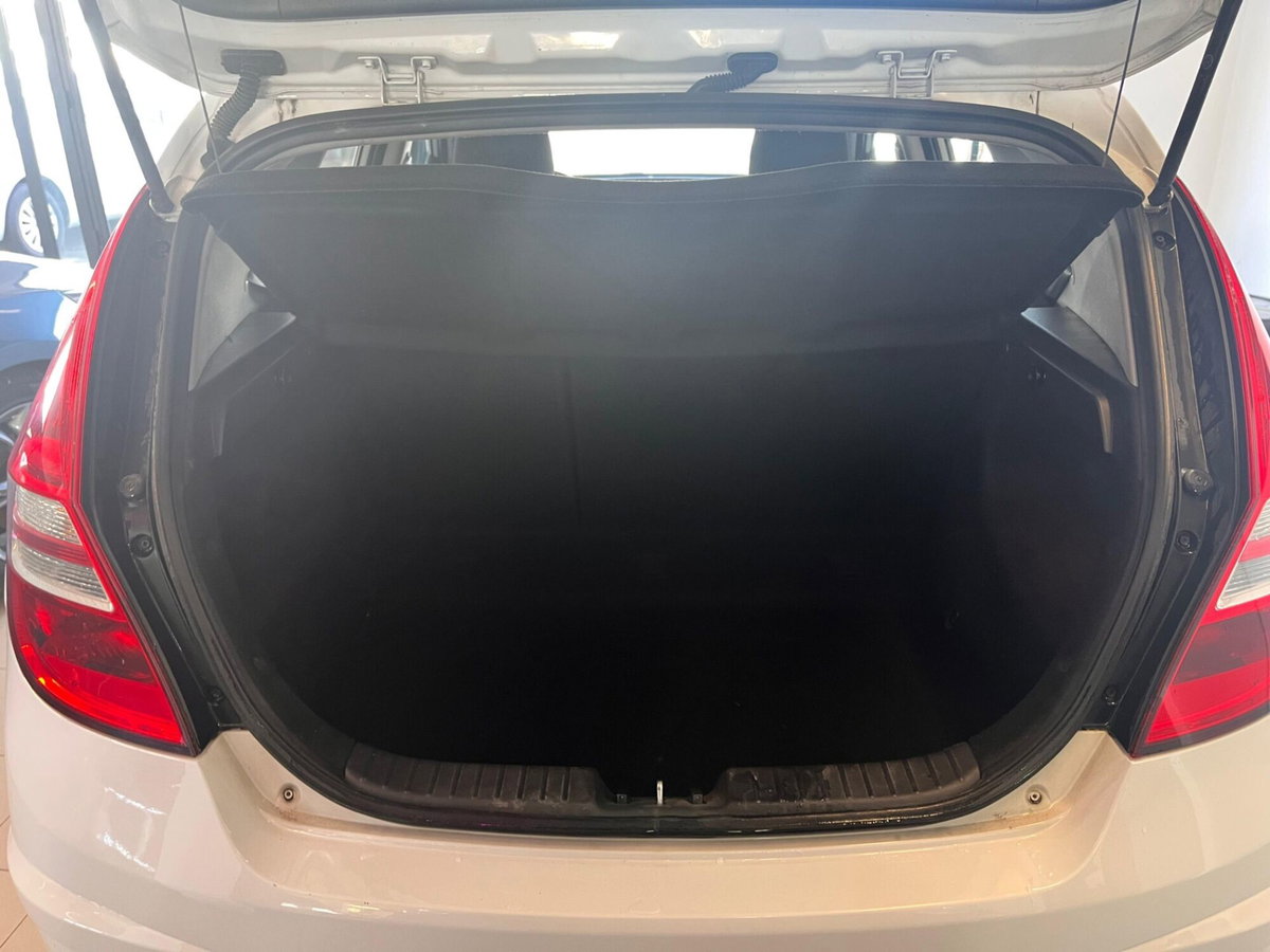 Hyundai i30 1.6 CRDi 90CV 6m Comfort (14)