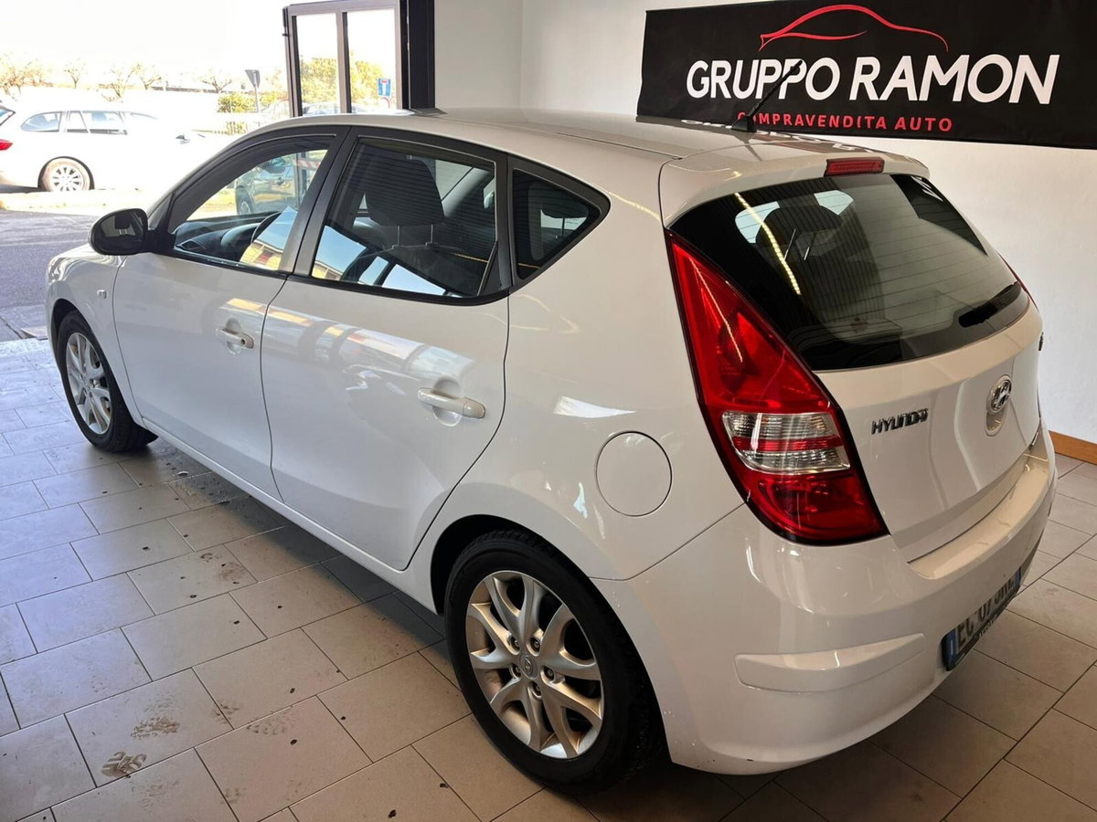 Hyundai i30 1.6 CRDi 90CV 6m Comfort (2)