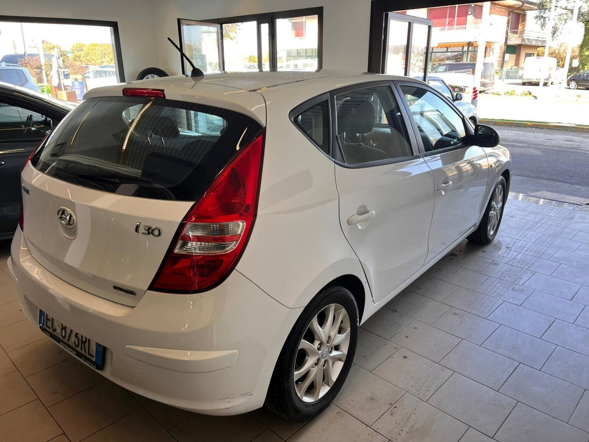 Hyundai i30 1.6 CRDi 90CV 6m Comfort (4)