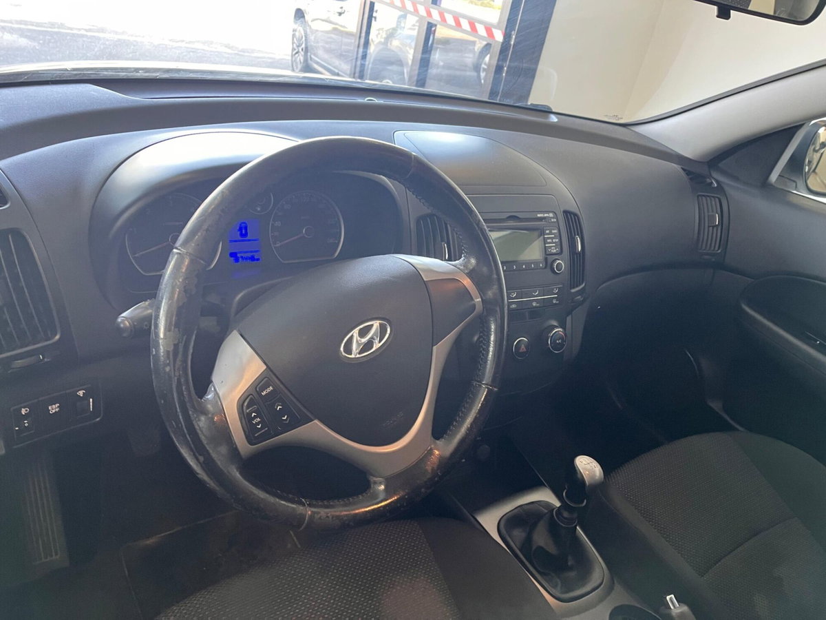 Hyundai i30 1.6 CRDi 90CV 6m Comfort (9)