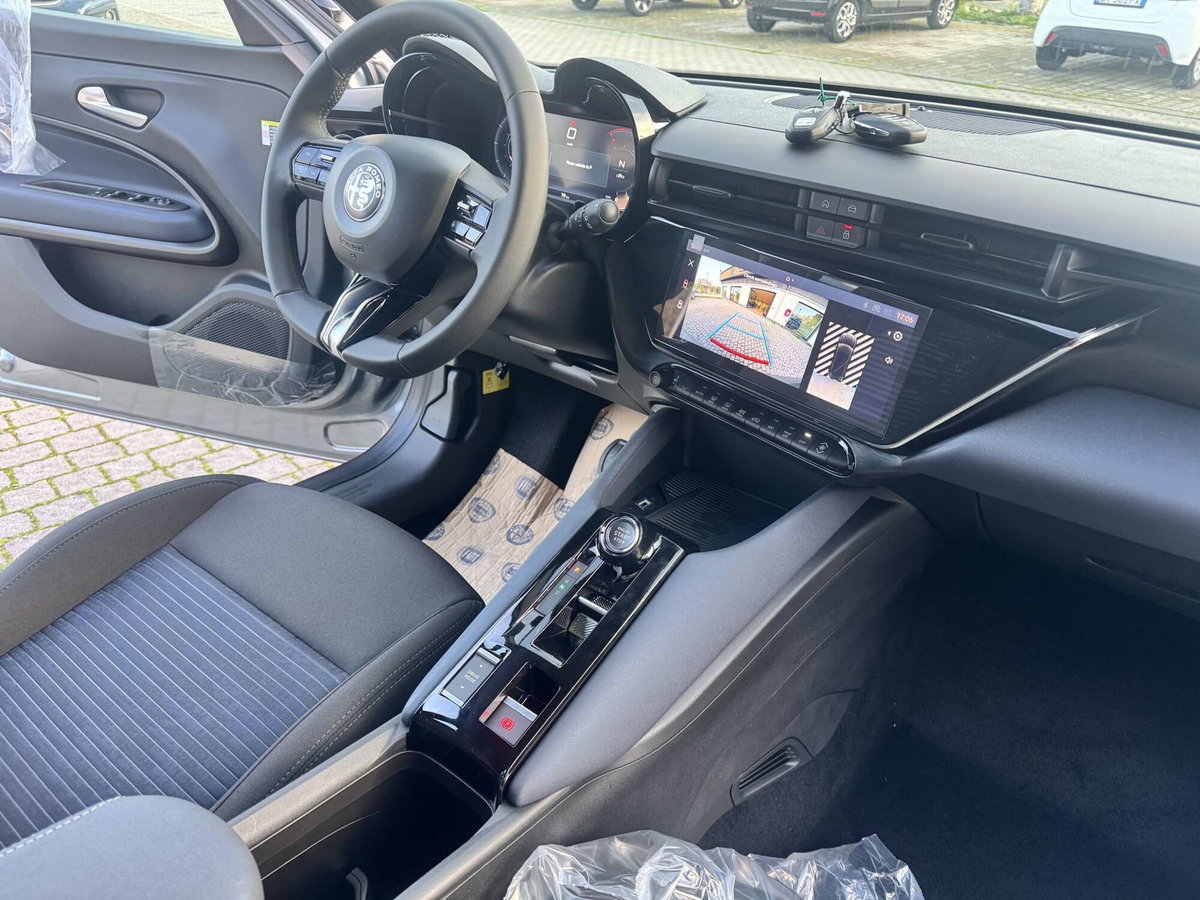 Alfa Romeo Junior 1.2 ibrida 145cv edct6 (11)
