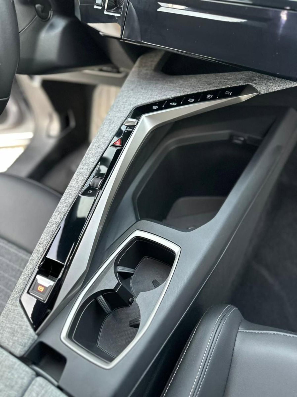 Peugeot 3008 1.2 hybrid Allure 145cv e-dcs6 (14)
