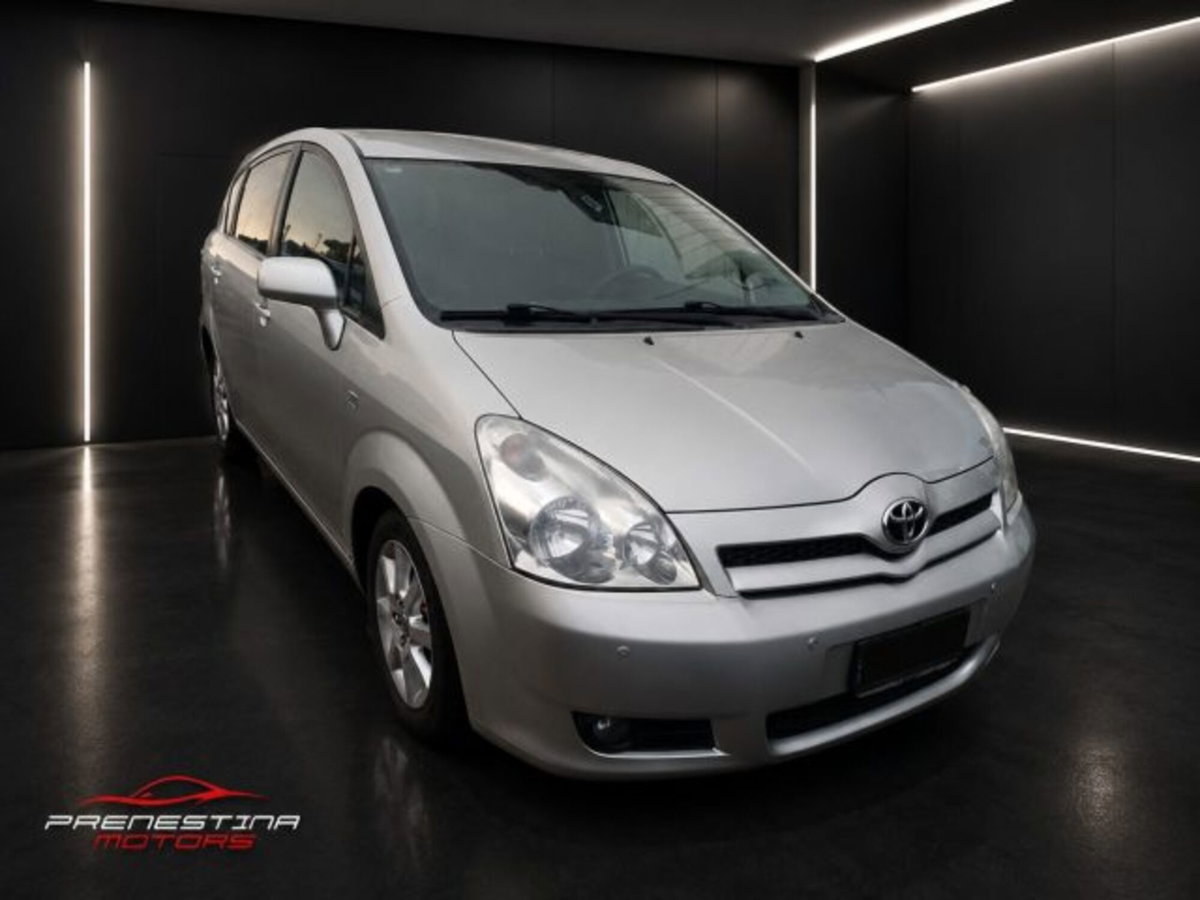 Toyota Corolla Verso 2.2 16V D-4D DPF Sol (3)