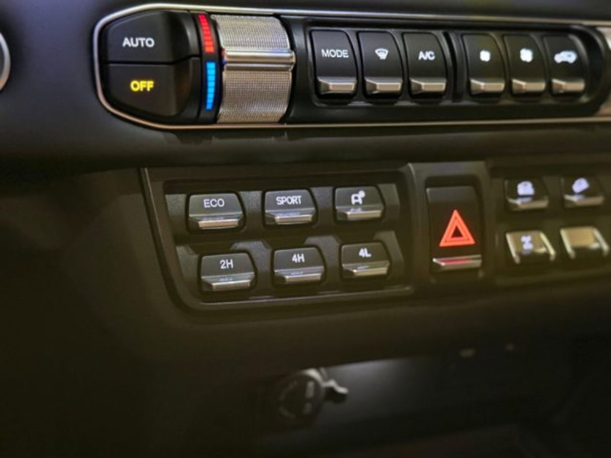 Emc 212 212 2.0 tgdi Adventurer 4wd 8at (13)