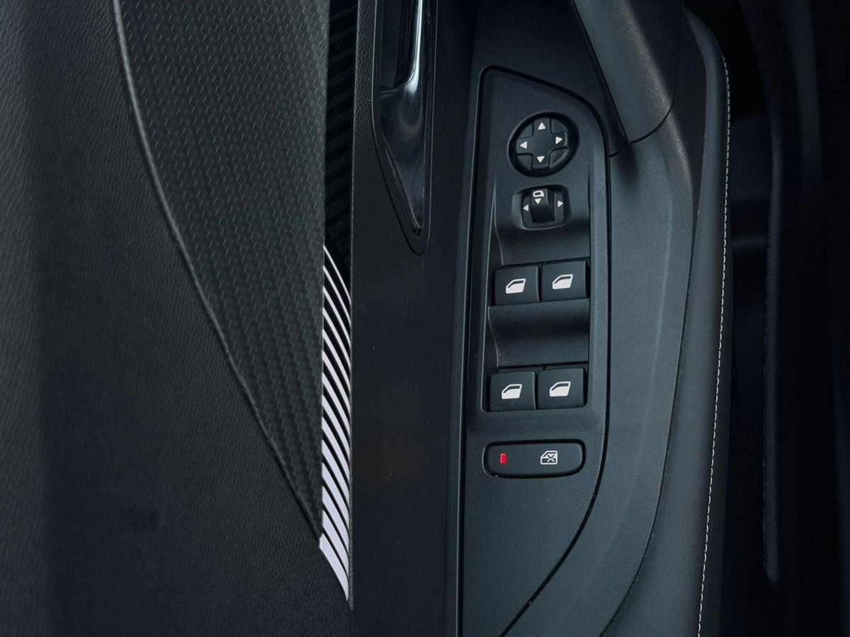 Peugeot 2008 PureTech 100 S&S Allure (7)