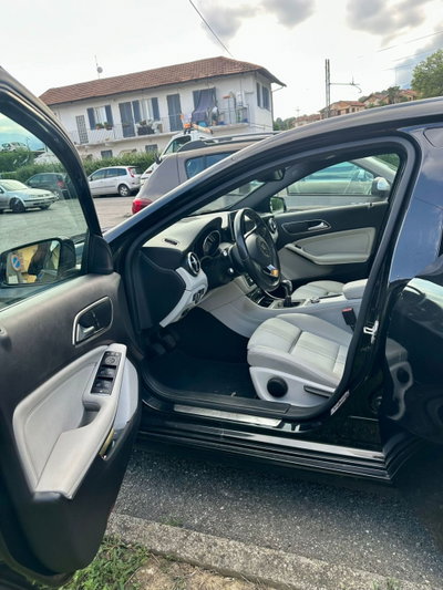 Mercedes-Benz Classe A 180 d Premium (6)