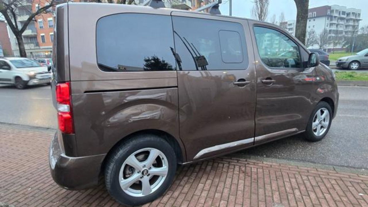 Peugeot Traveller BlueHDi 120 S&S Long Active (8)