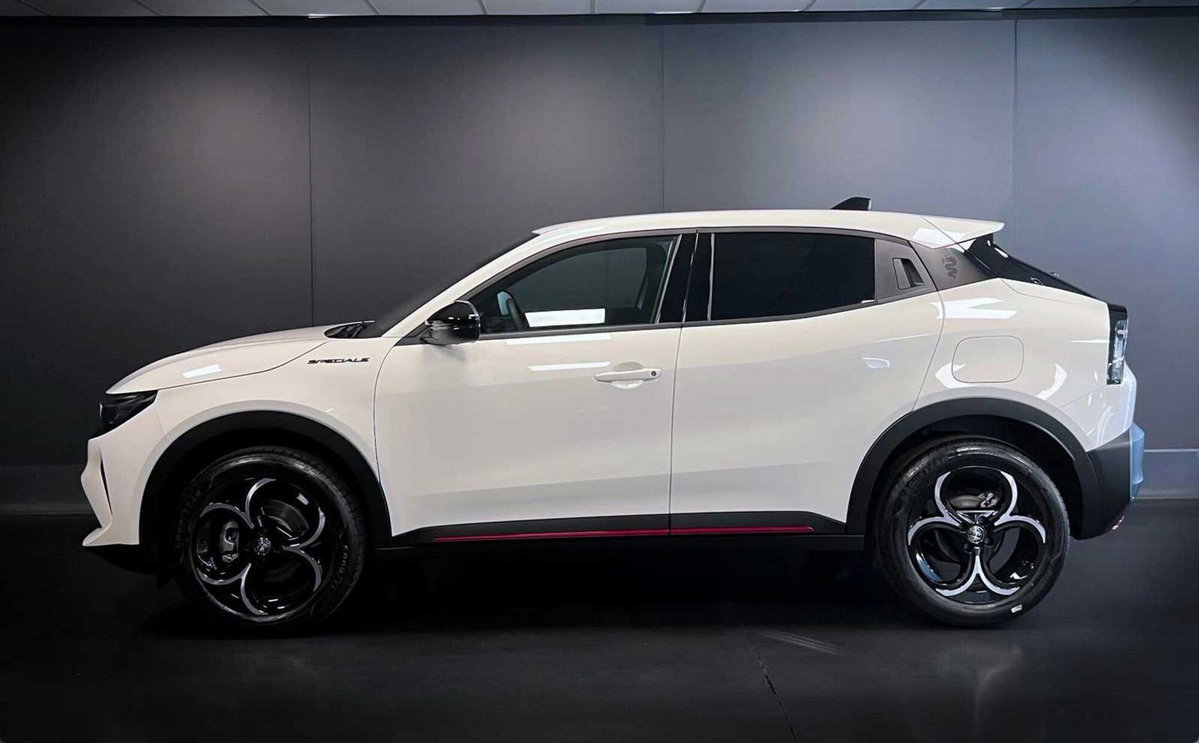 Alfa Romeo Junior 1.2 ibrida Speciale 145cv edct6 (11)