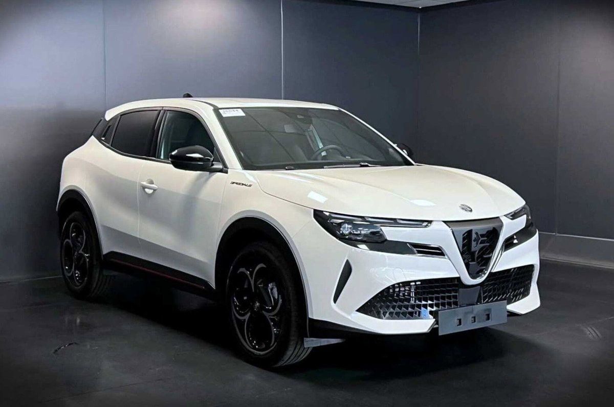 Alfa Romeo Junior 1.2 ibrida Speciale 145cv edct6 (2)