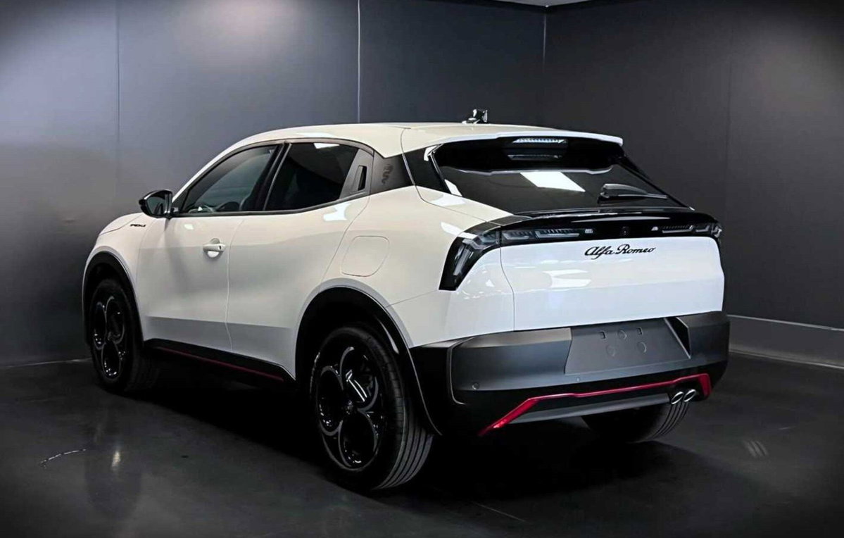 Alfa Romeo Junior 1.2 ibrida Speciale 145cv edct6 (5)