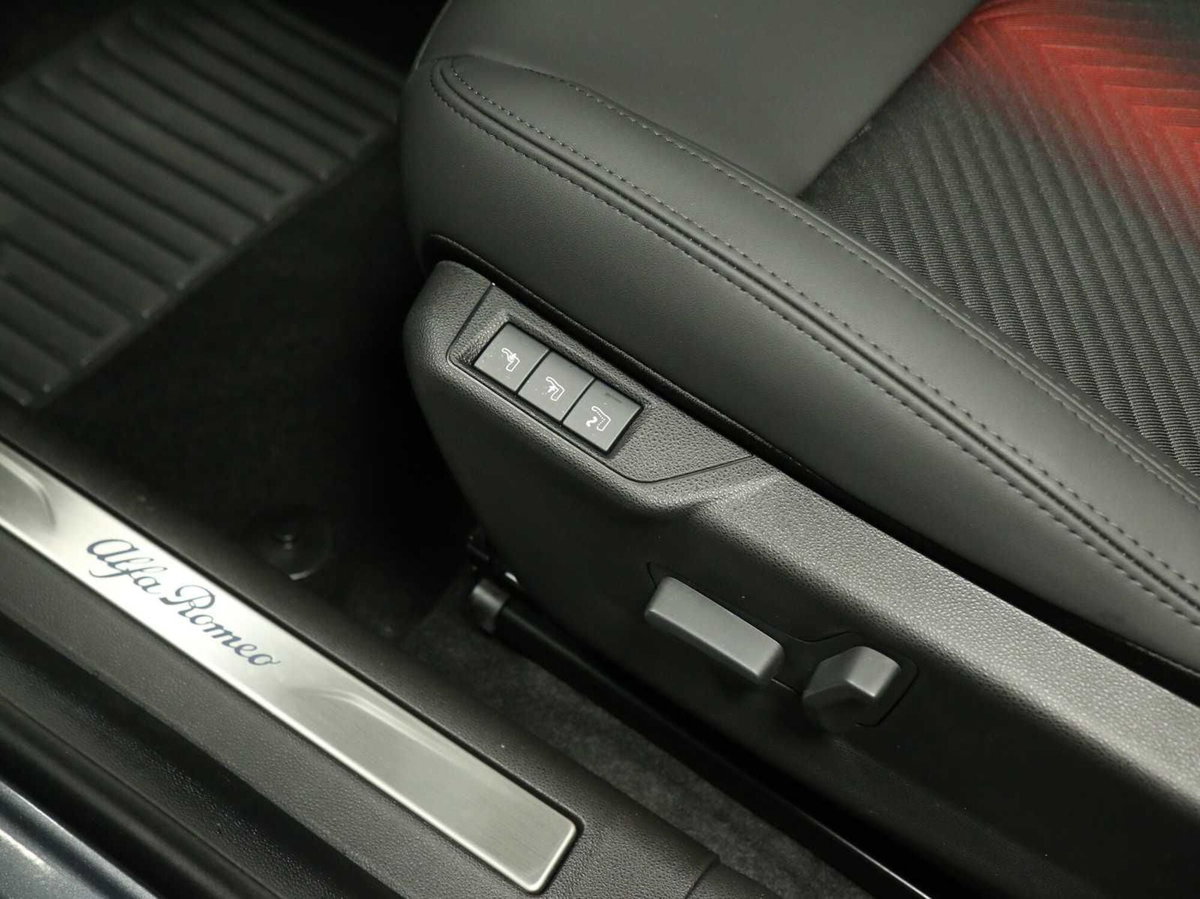 Alfa Romeo Junior 1.2 ibrida Q4 Intensa 145cv edct6 (13)