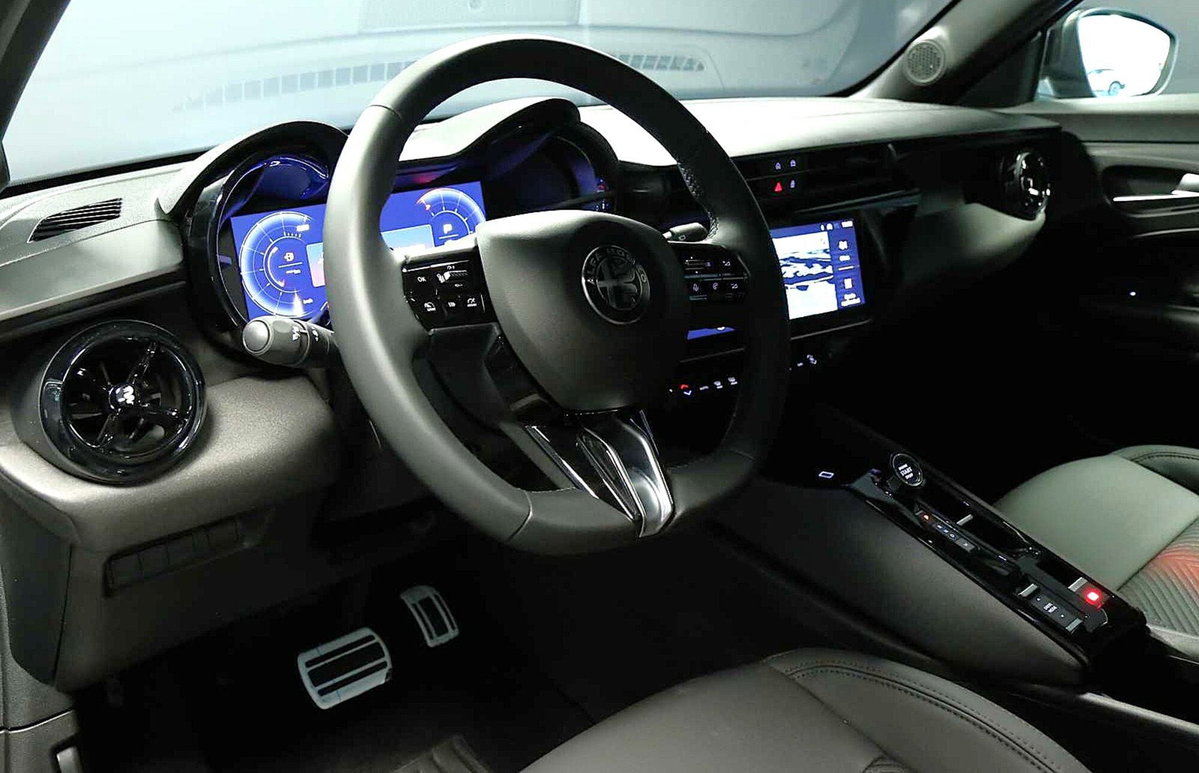 Alfa Romeo Junior 1.2 ibrida Q4 Intensa 145cv edct6 (16)