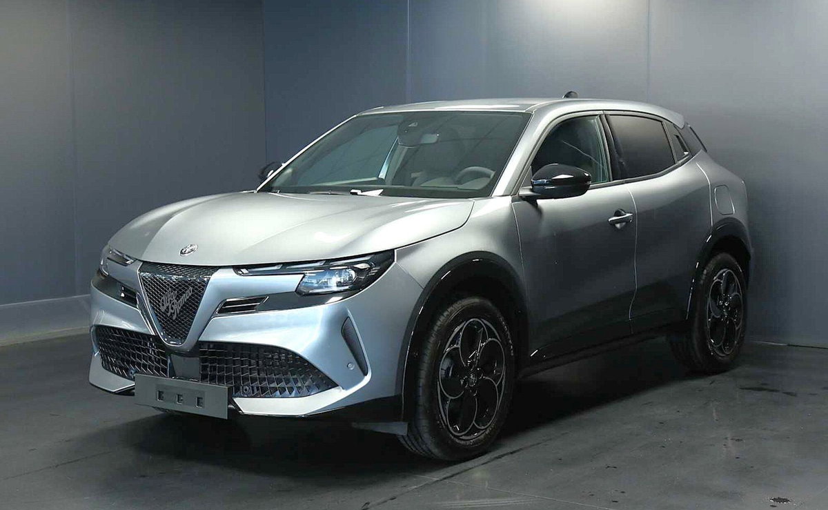 Alfa Romeo Junior 1.2 ibrida Q4 Intensa 145cv edct6 (2)