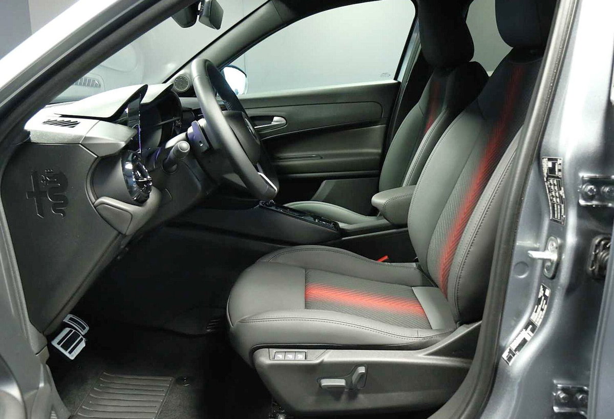 Alfa Romeo Junior 1.2 ibrida Q4 Intensa 145cv edct6 (3)