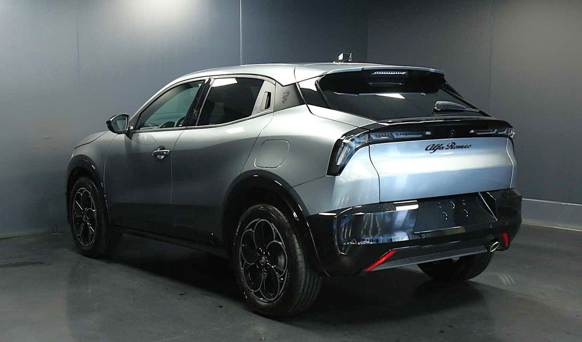 Alfa Romeo Junior 1.2 ibrida Q4 Intensa 145cv edct6 (6)