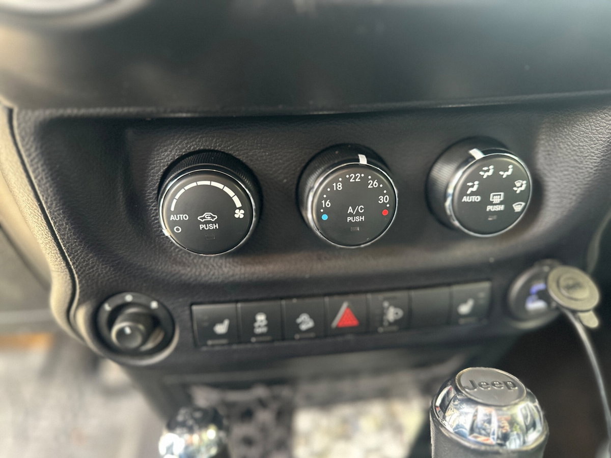 Jeep Wrangler Unlimited 2.8 CRD DPF Sahara (11)
