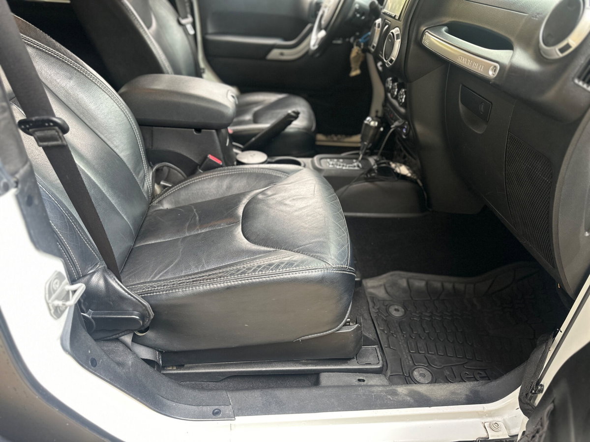 Jeep Wrangler Unlimited 2.8 CRD DPF Sahara (12)