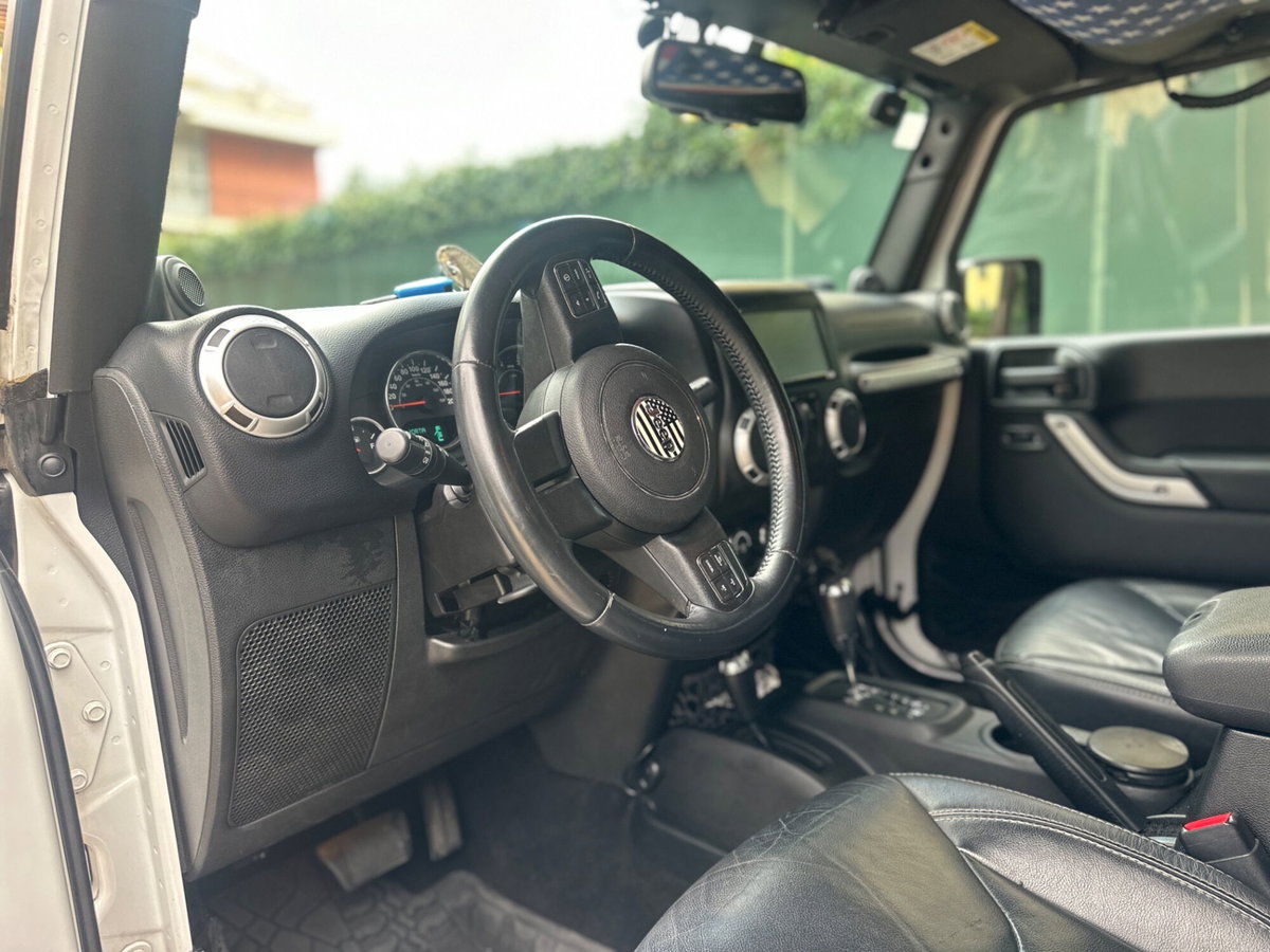 Jeep Wrangler Unlimited 2.8 CRD DPF Sahara (7)