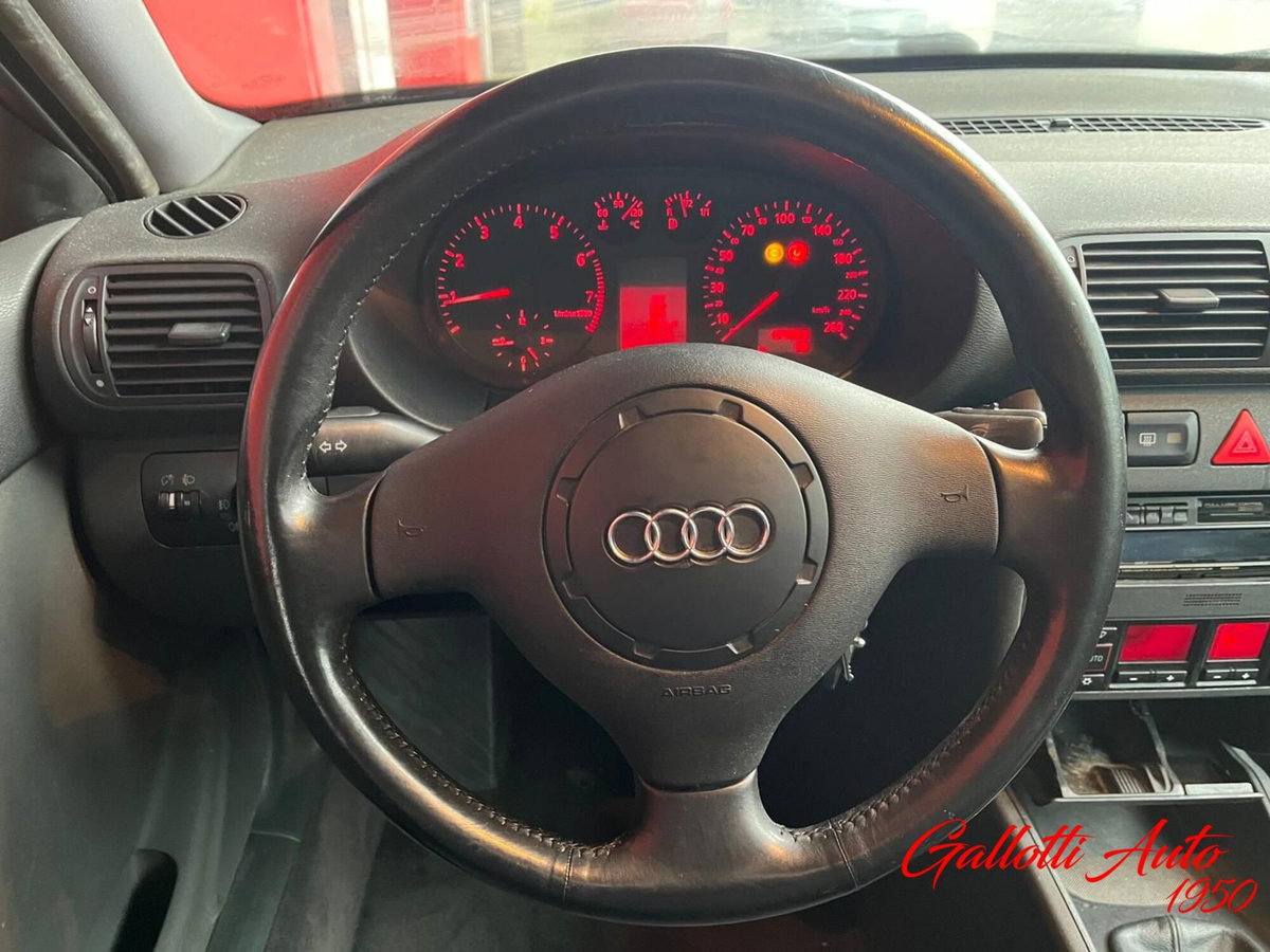 Audi A3 1.8 turbo 20V cat 3p. Ambiente (10)
