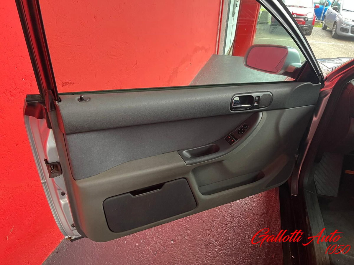 Audi A3 1.8 turbo 20V cat 3p. Ambiente (17)