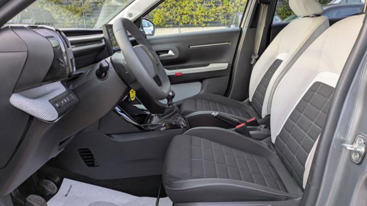 Citroen C3 1.2 puretech turbo Business 100cv s&s (14)