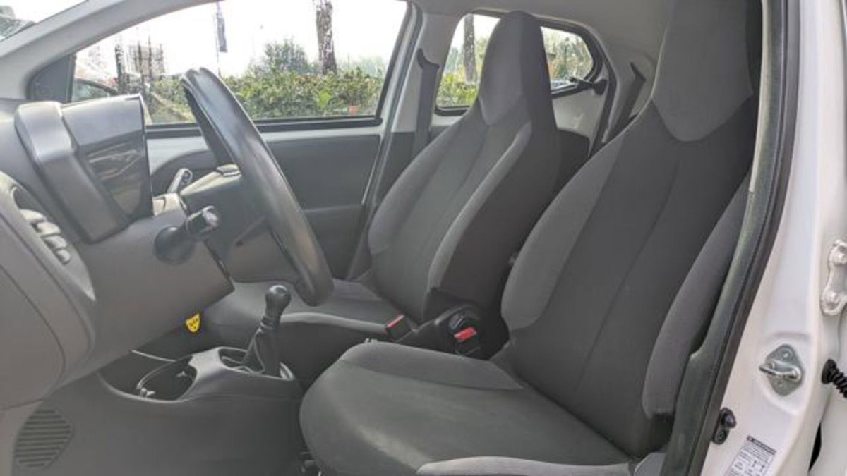 Toyota Aygo 1.0 VVT-i 69 CV 5 porte x-play (11)