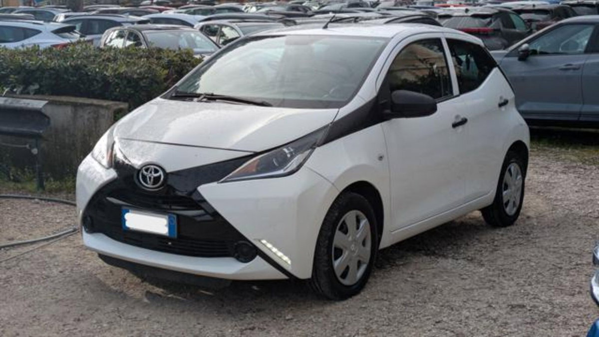 Toyota Aygo 1.0 VVT-i 69 CV 5 porte x-play (2)