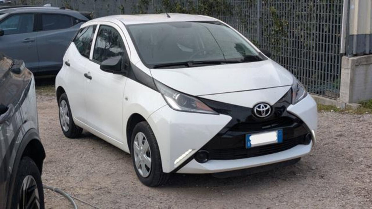 Toyota Aygo 1.0 VVT-i 69 CV 5 porte x-play (3)