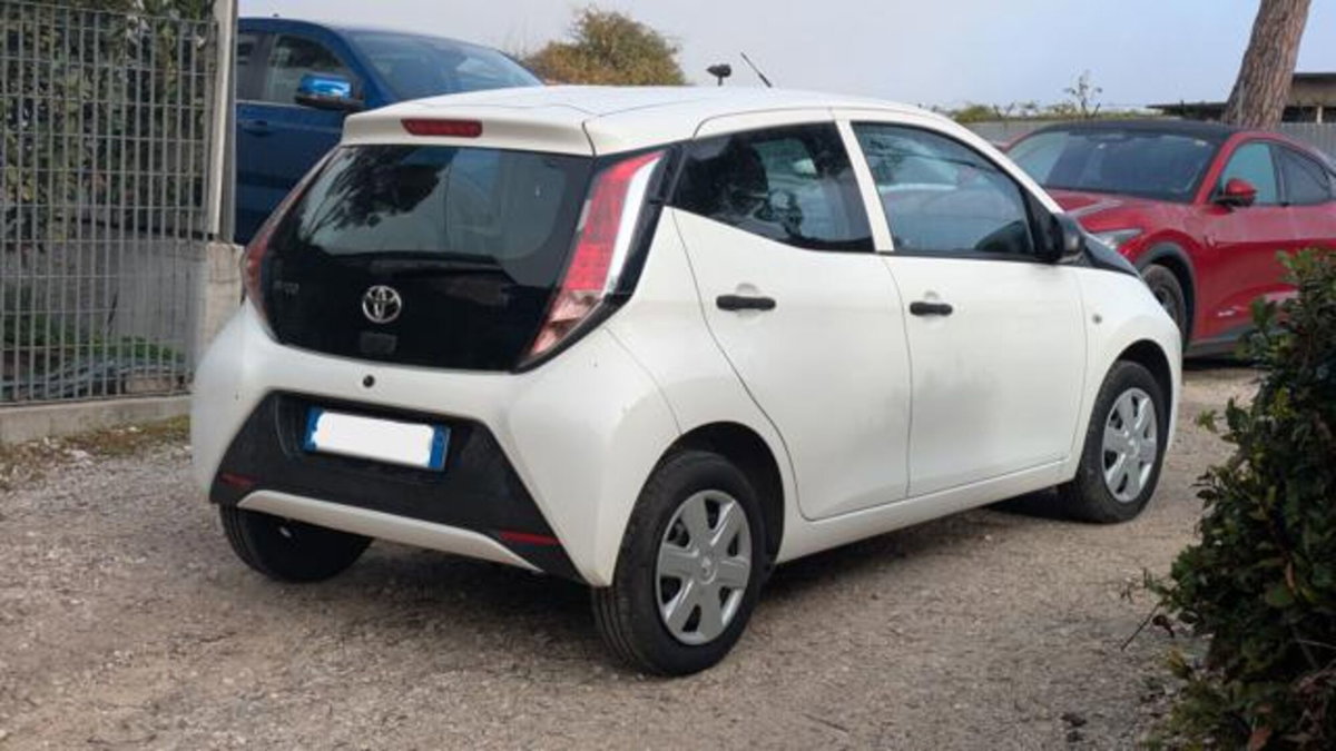 Toyota Aygo 1.0 VVT-i 69 CV 5 porte x-play (4)